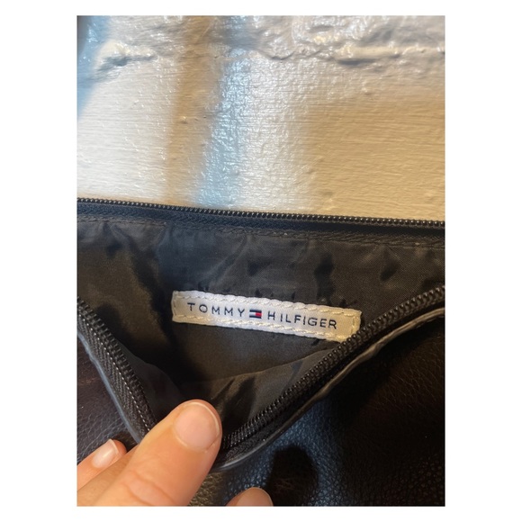 (Sold) 90’s Tommy Hilfiger leather shoulder bag - Picture 3 of 5
